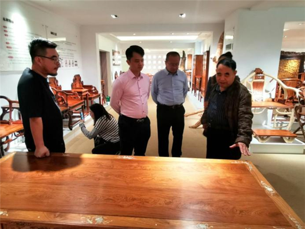 陳戴青大師(右一)為周京南研究員(右二)一行介紹鴻庭軒海南黃花梨精品 陳戴青大師(右一)為周京南研究員(右二)一行介紹鴻庭軒海南黃花梨精品