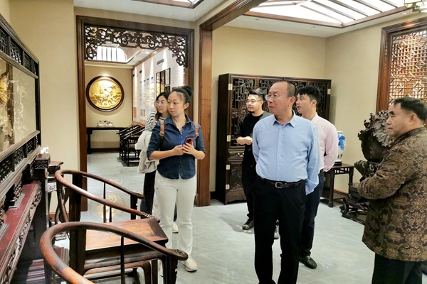 周京南研究員欣賞中式全屋整裝樣板間中的木雕精品 周京南研究員欣賞中式全屋整裝樣板間中的木雕精品