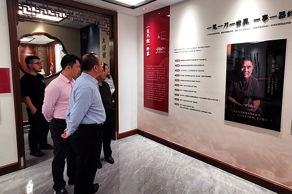 周京南研究員深入了解陳戴青大師的匠人理念 周京南研究員深入了解陳戴青大師的匠人理念