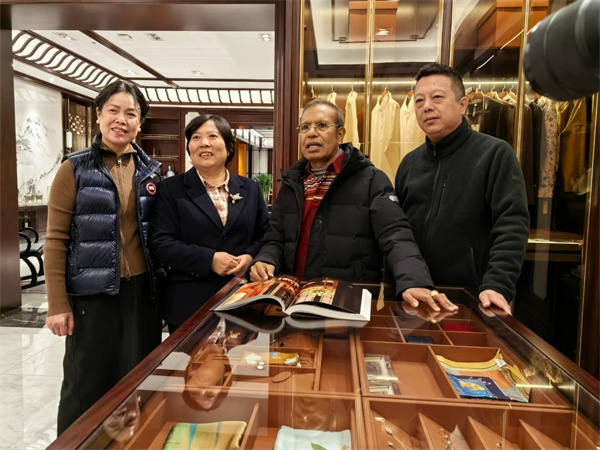 【東帝汶前總統(tǒng)魯瓦克親自體驗明堂家居產(chǎn)品】