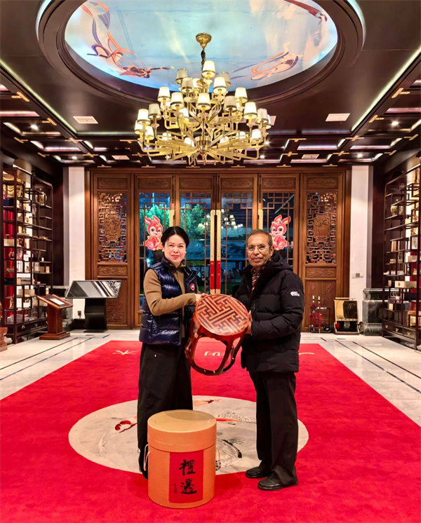 【明堂家居董事長方楊燕與東帝汶前總統(tǒng)魯瓦克合影】