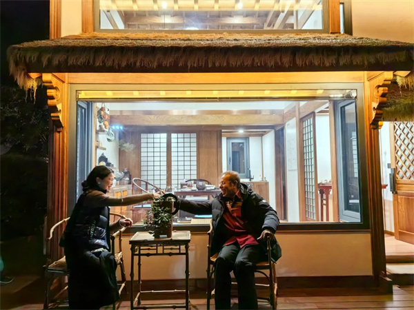 【明堂·斗方霞影前合影】