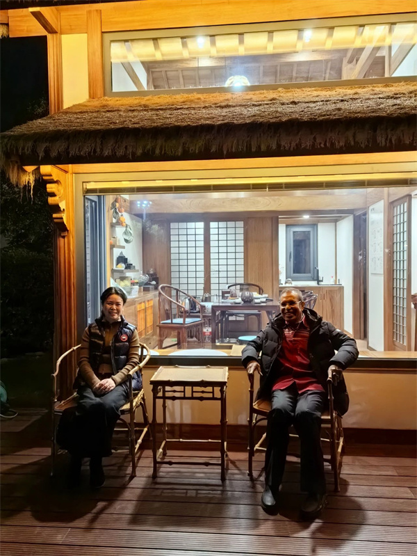 【明堂·斗方霞影前合影】