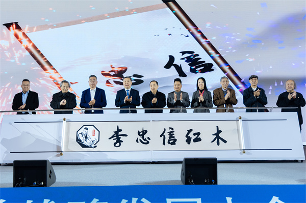 一眾嘉賓上臺(tái)進(jìn)行推桿儀式，共同見證《李忠信》品牌形象發(fā)布儀式