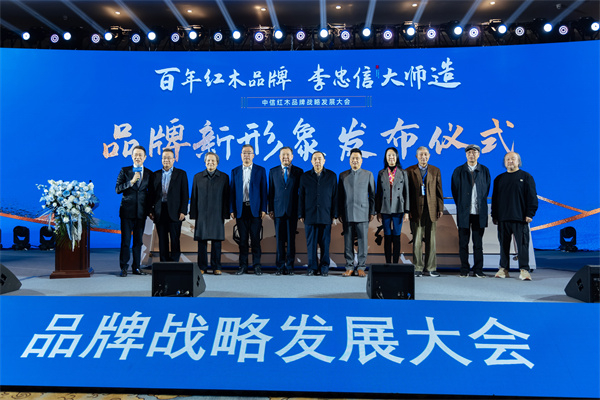 一眾嘉賓上臺(tái)進(jìn)行推桿儀式，共同見證《李忠信》品牌形象發(fā)布儀式