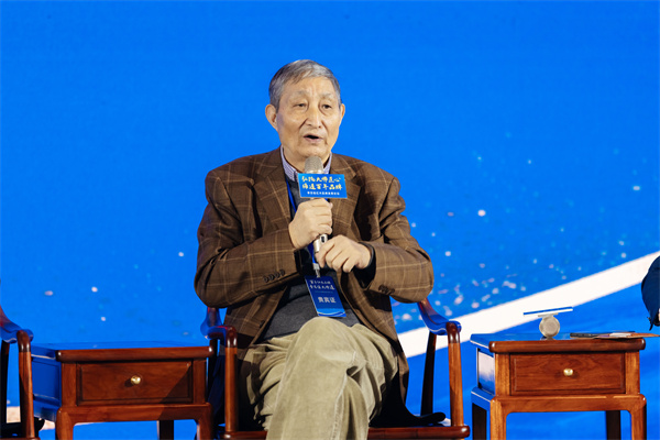 全聯(lián)藝術(shù)紅木家具專業(yè)委員會(huì)專家顧問、故宮博物院文?？萍疾吭魅尾莒o樓發(fā)表看法