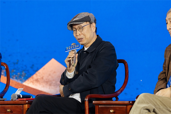 全聯(lián)藝術(shù)紅木家具專業(yè)委員會(huì)專家顧問、中國家具協(xié)會(huì)設(shè)計(jì)專業(yè)委員會(huì)副主任、清華大學(xué)家具設(shè)計(jì)高研班特邀教授彭亮發(fā)表看法