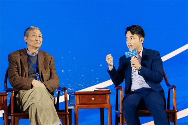 全聯(lián)藝術(shù)紅木家具專業(yè)委員會(huì)執(zhí)行會(huì)長、品牌紅木創(chuàng)始人、CEO林偉華發(fā)表看法