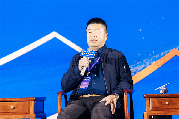 中信紅木福建水頭經(jīng)銷商李良專與江西南昌經(jīng)銷商舒雪梅表達(dá)對(duì)李忠信大師的敬意