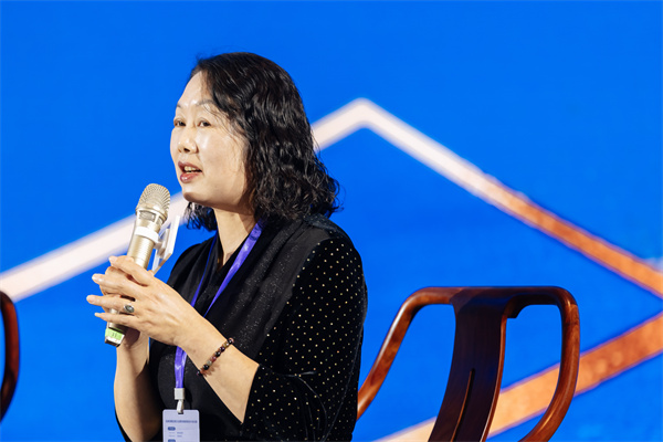 中信紅木福建水頭經(jīng)銷商李良專與江西南昌經(jīng)銷商舒雪梅表達(dá)對(duì)李忠信大師的敬意