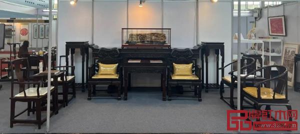 國方家居攜大紅酸枝的中堂系列、茶臺系列亮相民博會