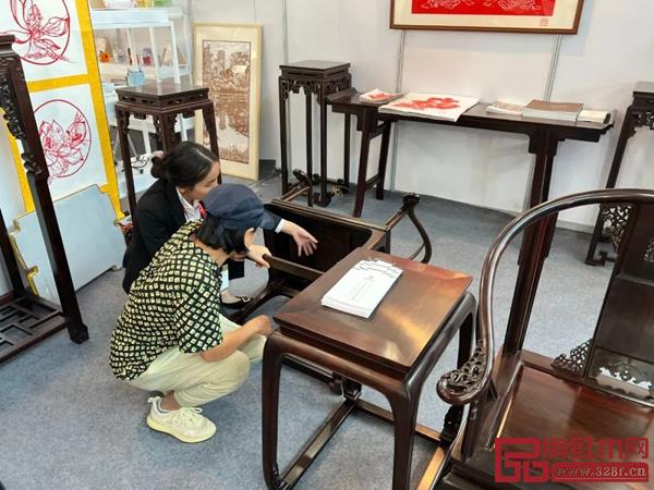 △ 國方家居的產(chǎn)品在展會現(xiàn)場頗受關(guān)注