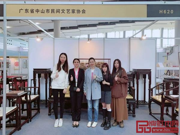 △ 廣東省民間文藝家協(xié)會主席劉曉春一行參觀國方家居展位合照