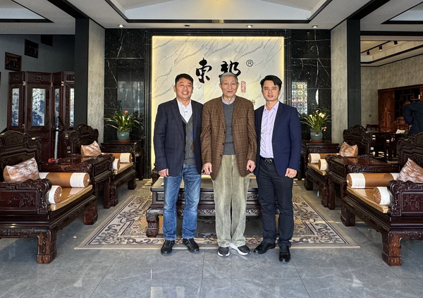全聯(lián)藝術(shù)紅木家具專業(yè)委員會專家顧問、故宮博物院文??萍疾吭魅尾莒o樓(左)、全聯(lián)藝術(shù)紅木家具專業(yè)委員會執(zhí)行會長,品牌紅木CEO林偉華(右)、東邦紅木董事長陳杭峰(中)在東邦紅木展廳合影 全聯(lián)藝術(shù)紅木家具專業(yè)委員會專家顧問、故宮博物院文??萍疾吭魅尾莒o樓(左)、全聯(lián)藝術(shù)紅木家具專業(yè)委員會執(zhí)行會長,品牌紅木CEO林偉華(右)、東邦紅木董事長陳杭峰(中)在東邦紅木展廳合影