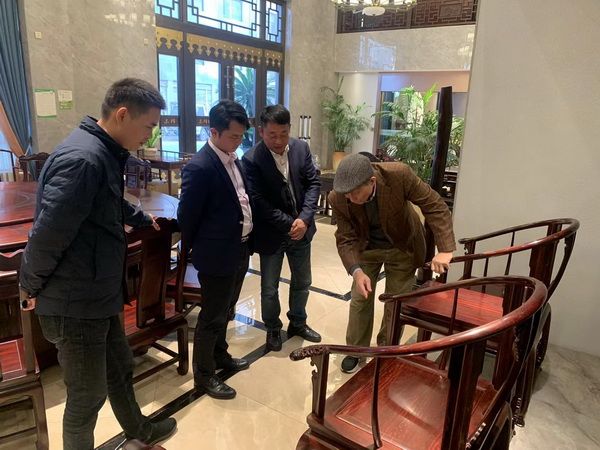 曹靜樓老師參觀東邦紅木展廳,并對東邦紅木家具進(jìn)行了品鑒和指導(dǎo) 曹靜樓老師參觀東邦紅木展廳,并對東邦紅木家具進(jìn)行了品鑒和指導(dǎo)