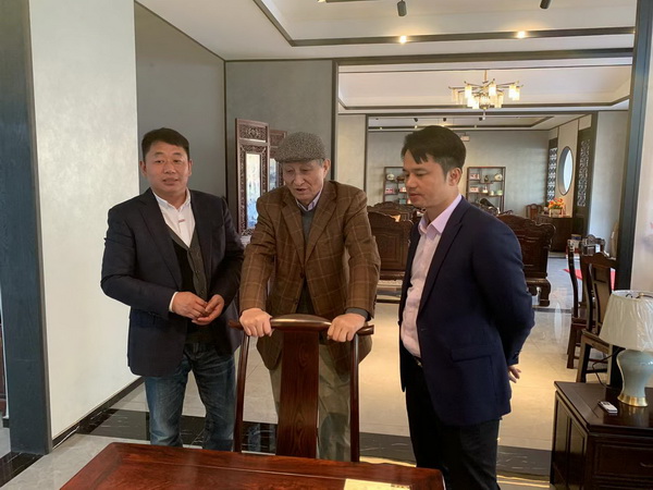 曹靜樓老師參觀東邦紅木展廳,并對東邦紅木家具進(jìn)行了品鑒和指導(dǎo) 曹靜樓老師參觀東邦紅木展廳,并對東邦紅木家具進(jìn)行了品鑒和指導(dǎo)