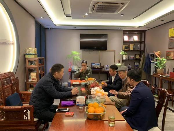 曹靜樓老師、林偉華會長與董事長陳杭峰進(jìn)行交流 曹靜樓老師、林偉華會長與董事長陳杭峰進(jìn)行交流