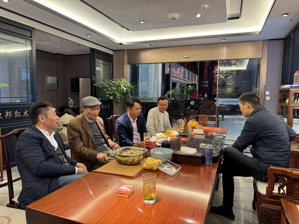 曹靜樓老師、林偉華會長與董事長陳杭峰進(jìn)行交流 曹靜樓老師、林偉華會長與董事長陳杭峰進(jìn)行交流