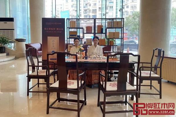 凹凸傳奇攜紅木茶臺(tái)、博古架等仙作紅木家具亮相2023首屆國際白茶大會(huì) 凹凸傳奇攜紅木茶臺(tái)、博古架等仙作紅木家具亮相2023首屆國際白茶大會(huì)
