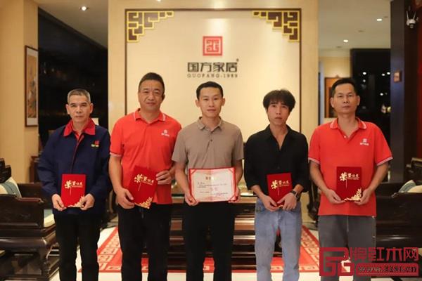 △ 國方家居團隊在本次大賽中共囊括一個一等獎,一個三等獎,三個優(yōu)秀獎 △ 國方家居團隊在本次大賽中共囊括一個一等獎,一個三等獎,三個優(yōu)秀獎