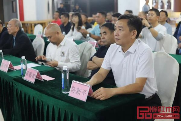 △ 高級工藝美術(shù)師、國方家居創(chuàng)始人陳新平(右一)受邀擔(dān)任此次大賽裁判 △ 高級工藝美術(shù)師、國方家居創(chuàng)始人陳新平(右一)受邀擔(dān)任此次大賽裁判