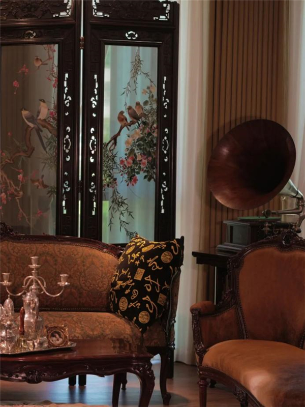 泰和園《蘇繡花鳥屏風(fēng)》與《紅木浮雕貴妃椅》