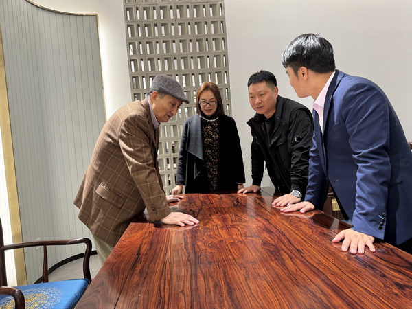 故宮博物院文??萍疾吭魅尾莒o樓(左一)高度認(rèn)可鼎順紅木的產(chǎn)品 故宮博物院文??萍疾吭魅尾莒o樓(左一)高度認(rèn)可鼎順紅木的產(chǎn)品