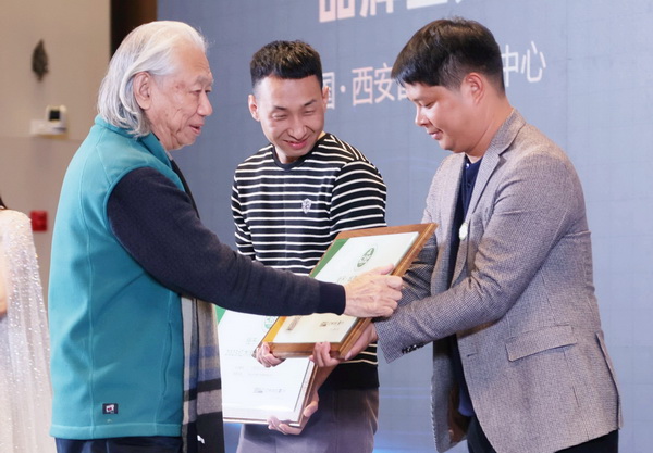 華夏一品榮獲“2023紅木家具十大受歡迎品牌”,全聯(lián)民間文物藝術(shù)品商會(huì)創(chuàng)會(huì)會(huì)長(zhǎng)宋建文(左)為其頒牌 華夏一品榮獲“2023紅木家具十大受歡迎品牌”,全聯(lián)民間文物藝術(shù)品商會(huì)創(chuàng)會(huì)會(huì)長(zhǎng)宋建文(左)為其頒牌