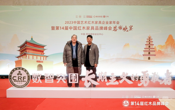 全國(guó)人大法律委員會(huì)原副主任、全國(guó)政協(xié)原常委、全國(guó)工商聯(lián)原常務(wù)副主席、中國(guó)畫院院長(zhǎng)孫安民(左)與華夏一品總經(jīng)理合影留念 全國(guó)人大法律委員會(huì)原副主任、全國(guó)政協(xié)原常委、全國(guó)工商聯(lián)原常務(wù)副主席、中國(guó)畫院院長(zhǎng)孫安民(左)與華夏一品總經(jīng)理合影留念