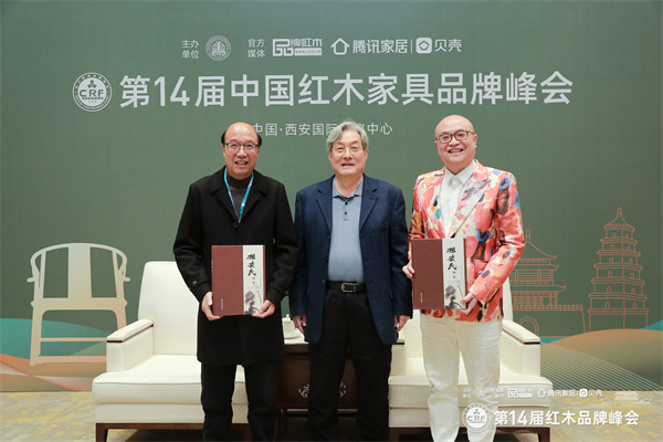 全國人大法律委員會(huì)原副主任、全國政協(xié)原常委、全國工商聯(lián)原常務(wù)副主席孫安民(中)卓木王董事長杜承三(左)、總裁杜長江(右)贈(zèng)書 全國人大法律委員會(huì)原副主任、全國政協(xié)原常委、全國工商聯(lián)原常務(wù)副主席孫安民(中)卓木王董事長杜承三(左)、總裁杜長江(右)贈(zèng)書