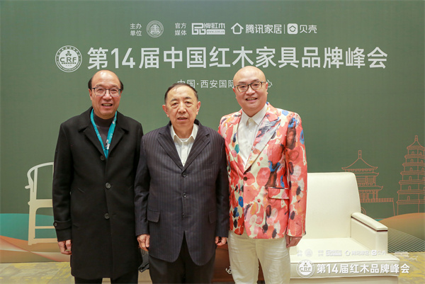 卓木王董事長杜承三(左)、總裁杜長江(右)與國務(wù)院參事室特邀研究員、國家人社部原副部長、中國勞動(dòng)學(xué)會(huì)會(huì)長楊志明(中)合影留念 卓木王董事長杜承三(左)、總裁杜長江(右)與國務(wù)院參事室特邀研究員、國家人社部原副部長、中國勞動(dòng)學(xué)會(huì)會(huì)長楊志明(中)合影留念