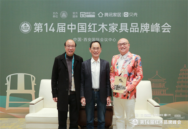 卓木王董事長杜承三(左)、總裁杜長江(右)與原國家文化部副部長、中國國家博物館首任館長潘震宙(中)合影留念 卓木王董事長杜承三(左)、總裁杜長江(右)與原國家文化部副部長、中國國家博物館首任館長潘震宙(中)合影留念