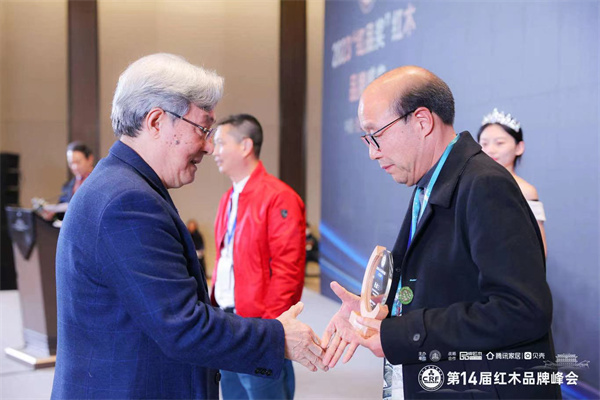 全國人大法律委員會(huì)原副主任、全國政協(xié)原常委、全國工商聯(lián)原常務(wù)副主席孫安民(左)為卓木王總裁杜承三(右)頒獎(jiǎng) 全國人大法律委員會(huì)原副主任、全國政協(xié)原常委、全國工商聯(lián)原常務(wù)副主席孫安民(左)為卓木王總裁杜承三(右)頒獎(jiǎng)