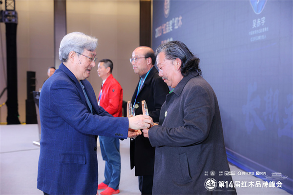 全國人大法律委員會原副主任、全國政協(xié)原常委、全國工商聯(lián)原常務副主席孫安民(左)為金彪云(右)頒獎 全國人大法律委員會原副主任、全國政協(xié)原常委、全國工商聯(lián)原常務副主席孫安民(左)為金彪云(右)頒獎