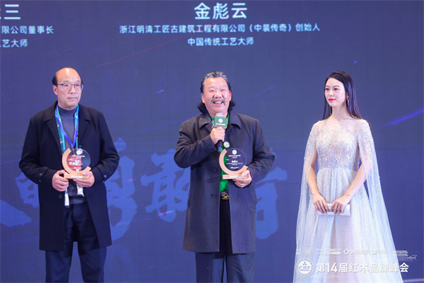 金彪云(中)在臺上接受央視主持人吳雙(右)采訪 金彪云(中)在臺上接受央視主持人吳雙(右)采訪