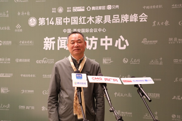 榮鼎軒董事長(zhǎng)徐榮桃大會(huì)現(xiàn)場(chǎng)接受主流媒體的采訪