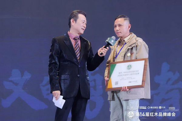 年年紅四水歸堂品牌創(chuàng)始人吳良涌先生臺上接受央視主持人趙保樂老師采訪