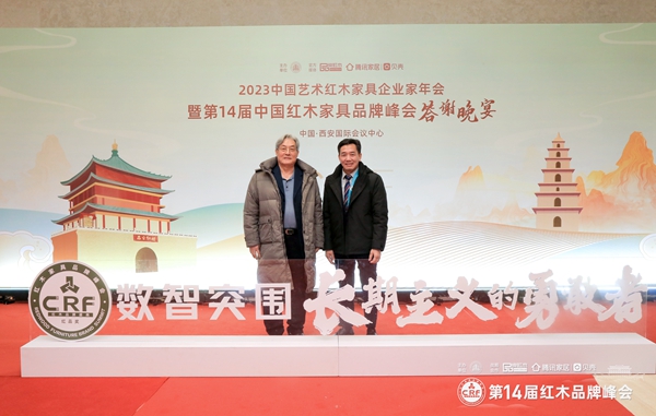 國(guó)方家居創(chuàng)始人陳新平(右)受邀出席峰會(huì)現(xiàn)場(chǎng),并與全國(guó)人大法律委員會(huì)原副主任、全國(guó)政協(xié)原常委、全國(guó)工商聯(lián)原常務(wù)副主席孫安民(左)合影 國(guó)方家居創(chuàng)始人陳新平(右)受邀出席峰會(huì)現(xiàn)場(chǎng),并與全國(guó)人大法律委員會(huì)原副主任、全國(guó)政協(xié)原常委、全國(guó)工商聯(lián)原常務(wù)副主席孫安民(左)合影