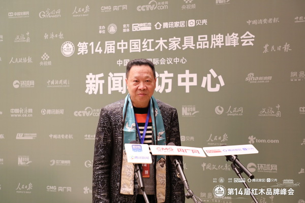 紅寶軒董事長、央璽品牌創(chuàng)始人曹兆庭在品牌峰會現(xiàn)場接受眾多主流媒體聯(lián)合采訪 紅寶軒董事長、央璽品牌創(chuàng)始人曹兆庭在品牌峰會現(xiàn)場接受眾多主流媒體聯(lián)合采訪