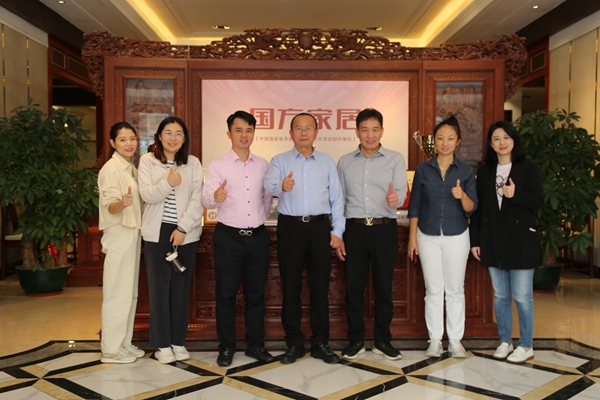 故宮博物院研究員周京南(中)帶隊(duì)走訪國(guó)方家居,國(guó)方家居創(chuàng)始人陳新平(右三)親自接待,品牌紅木CEO林偉華(左三)等陪同走訪 故宮博物院研究員周京南(中)帶隊(duì)走訪國(guó)方家居,國(guó)方家居創(chuàng)始人陳新平(右三)親自接待,品牌紅木CEO林偉華(左三)等陪同走訪