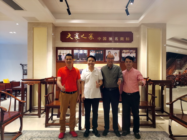 中國家具協(xié)會(huì)副理事長(zhǎng)吳赤宇(左一),中國傳統(tǒng)工藝大師杜承三(右二),全聯(lián)藝術(shù)紅木家具專業(yè)委員會(huì)執(zhí)行會(huì)長(zhǎng)林偉華(右一)到訪大家之家,中國工藝美術(shù)大師、大家之家董事長(zhǎng)林慶財(cái)(左二)熱情接待并陪同參觀 中國家具協(xié)會(huì)副理事長(zhǎng)吳赤宇(左一),中國傳統(tǒng)工藝大師杜承三(右二),全聯(lián)藝術(shù)紅木家具專業(yè)委員會(huì)執(zhí)行會(huì)長(zhǎng)林偉華(右一)到訪大家之家,中國工藝美術(shù)大師、大家之家董事長(zhǎng)林慶財(cái)(左二)熱情接待并陪同參觀
