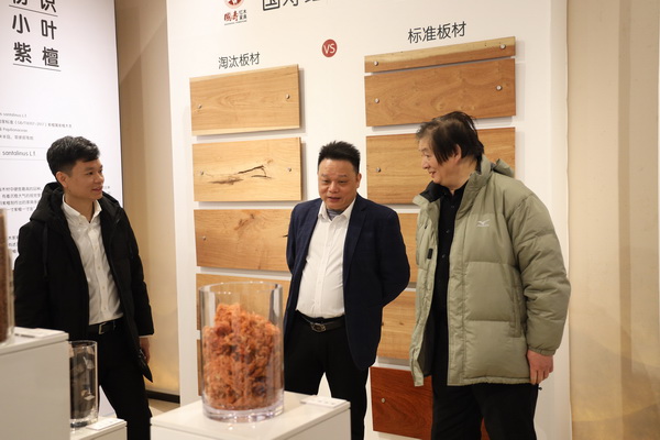 國(guó)壽紅木總經(jīng)理何偉權(quán)、營(yíng)銷總監(jiān)袁利平為許建平大師介紹國(guó)壽紅木選材及工藝標(biāo)準(zhǔn)