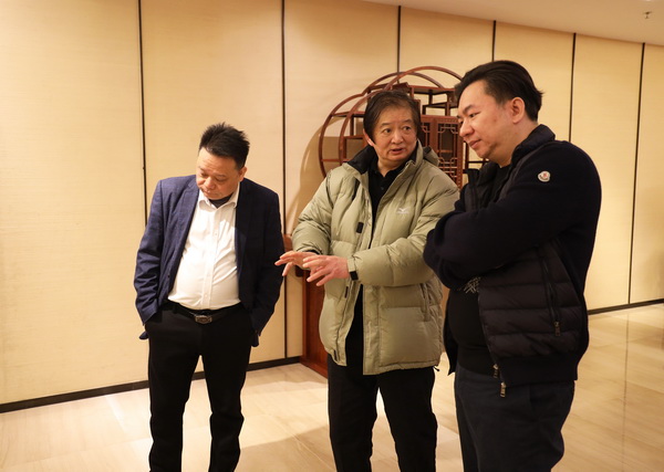 許建平大師與國(guó)壽紅木總經(jīng)理陳衛(wèi)棠探討家具制作工藝