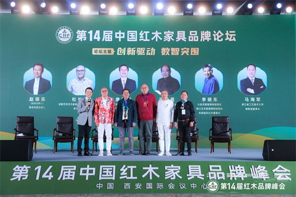 全聯(lián)民間文物藝術(shù)品商會副會長、非物質(zhì)文化遺產(chǎn)項目燙蠟技藝傳承人于鴻雁(右三)與一眾論壇嘉賓合影留念 全聯(lián)民間文物藝術(shù)品商會副會長、非物質(zhì)文化遺產(chǎn)項目燙蠟技藝傳承人于鴻雁(右三)與一眾論壇嘉賓合影留念