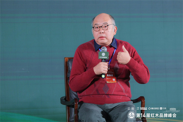 全聯(lián)民間文物藝術(shù)品商會副會長、非物質(zhì)文化遺產(chǎn)項目燙蠟技藝傳承人于鴻雁在“創(chuàng)新驅(qū)動,數(shù)智突圍”主題論壇上發(fā)表看法 全聯(lián)民間文物藝術(shù)品商會副會長、非物質(zhì)文化遺產(chǎn)項目燙蠟技藝傳承人于鴻雁在“創(chuàng)新驅(qū)動,數(shù)智突圍”主題論壇上發(fā)表看法