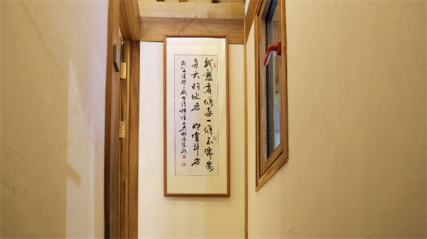 小木屋墻上的花窗 小木屋墻上的花窗