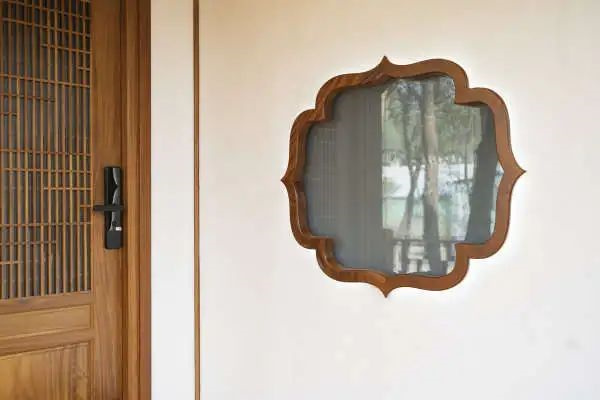 小木屋墻上的花窗 小木屋墻上的花窗