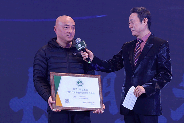 明堂家居總經(jīng)理助理徐志峰在臺上接受央視主持人趙保樂的采訪 明堂家居總經(jīng)理助理徐志峰在臺上接受央視主持人趙保樂的采訪