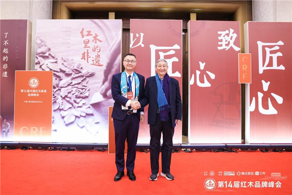 雅宋紅木總經(jīng)理竇琦柳（左）與故宮博物院文?？萍疾吭魅尾莒o樓（右）合影