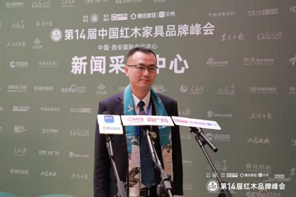 雅宋紅木總經(jīng)理竇琦柳接受紅木品牌峰會現(xiàn)場主流媒體采訪